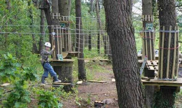 park in the trees and tree climbing adventure in the forest: leisure activities for children and adolescents in Lannion, Brittany - Stereden, Village de Chalets