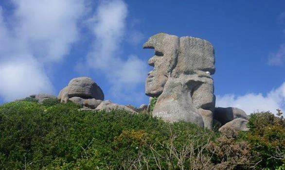Unusual rocks of Trébeurden, on the pink granite coast - Stereden, Village de Chalets