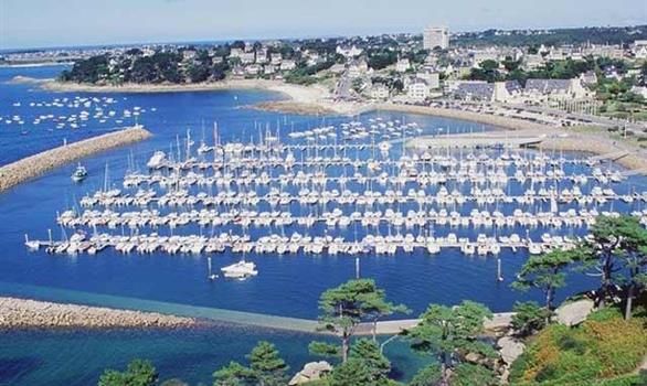 The marina of Trébeurden on the pink granite coast - Stereden, Village de Chalets