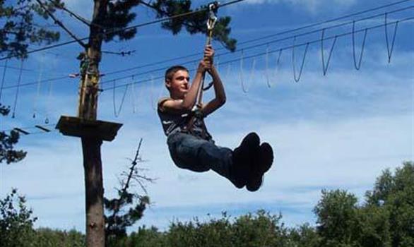 park in the trees and tree climbing adventure in the forest: leisure activities for children and adolescents in Lannion, Brittany - Stereden, Village de Chalets