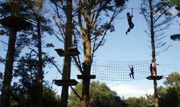 park in the trees and tree climbing adventure in the forest: leisure activities for children and adolescents in Pleumeur Bodou Brittany - Stereden, Village de Chalets