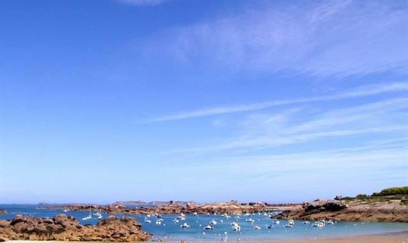 Beach of the Pink Granite Coast - Stereden, Village de Chalets