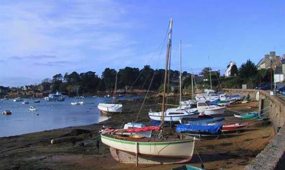 Ploumanac'h : the port on the Pink Granit Coast - Stereden, Village de Chalets