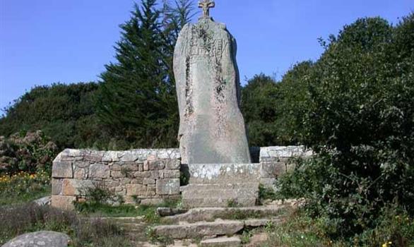 mégaliths of Brittany : The famous menhir of St. Uzec - Stereden, Village de Chalets