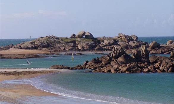 Beach of the Pink Granite Coast near Roscoff - Stereden, Village de Chalets