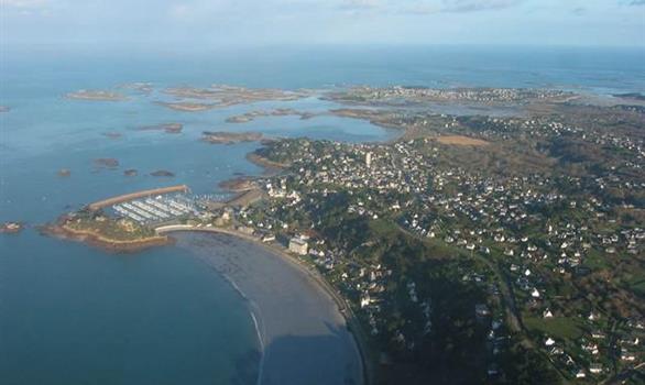 Port and beach of Trebeurden on the pink granite coast - Stereden, Village de Chalets