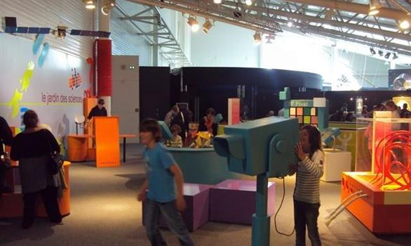 Pleumeur Bodou : The City of Telecommunications: exhibitions, performances, events, tours, family games. - Stereden, Village de Chalets