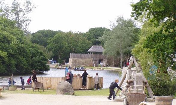 amusement park : the Gallic village of Pleumeur Bodou - Stereden, Village de Chalets