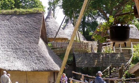 amusement park : the Gallic village of Pleumeur Bodou - Stereden, Village de Chalets