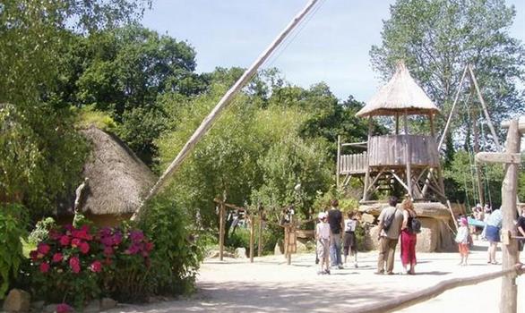 amusement park : the Gallic village of Pleumeur Bodou - Stereden, Village de Chalets