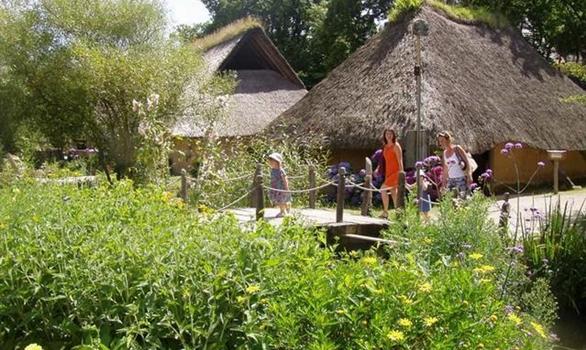 amusement park : the Gallic village of Pleumeur Bodou - Stereden, Village de Chalets