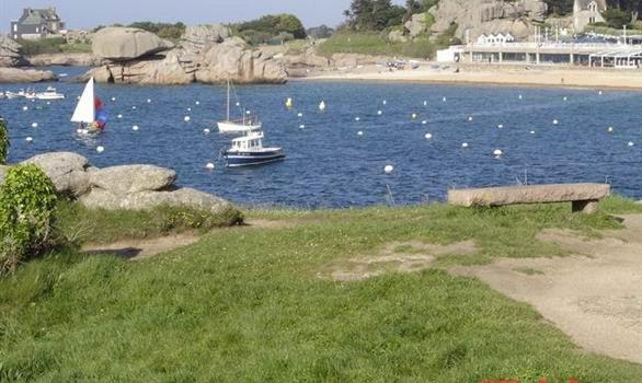Trégastel beach of Coz-Pors with the swiming-pool Forum de la Mer - Stereden, Village de Chalets