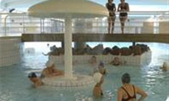 Piscine balnéo avec jets massants, spa, sauna finlandais, sauna infrarouge, hammam, jacuzzi, espace détente - Stereden, Village de Chalets
