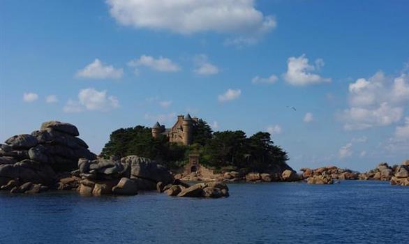 Trégastel, bay of Ploumanac'h : the castle of Costaeres (private prop.) - Stereden, Village de Chalets