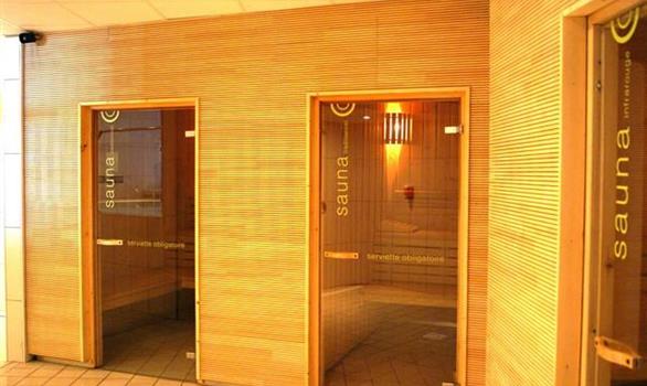 Saunas in sea water swiming-pool of Trégastel - Stereden, Village de Chalets