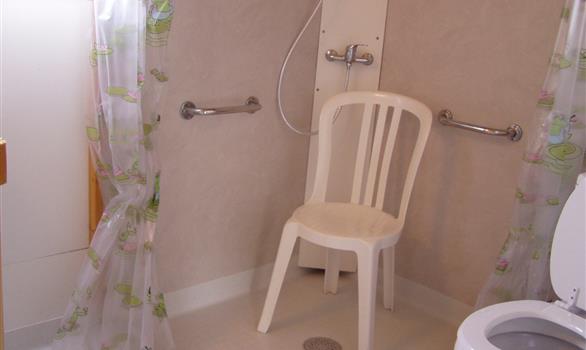 La salle d'eau : douche italienne, barres de soutien, toilettes rehaussés. - Stereden, Village de Chalets